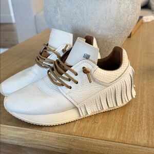 Esseutesse White fringe sneakers